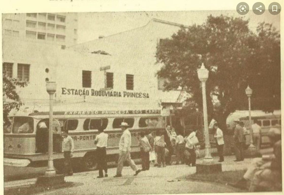 Os embarques na praça - Década de 1950
