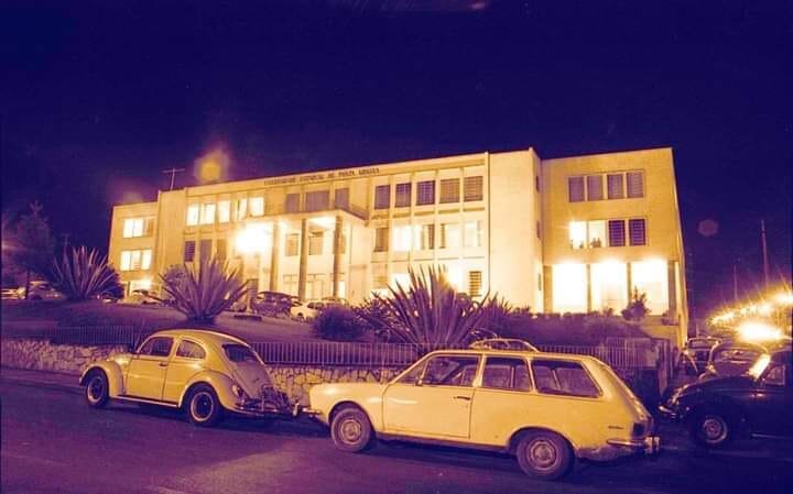 Campus Central da UEPG visto de noite - Década de 1970